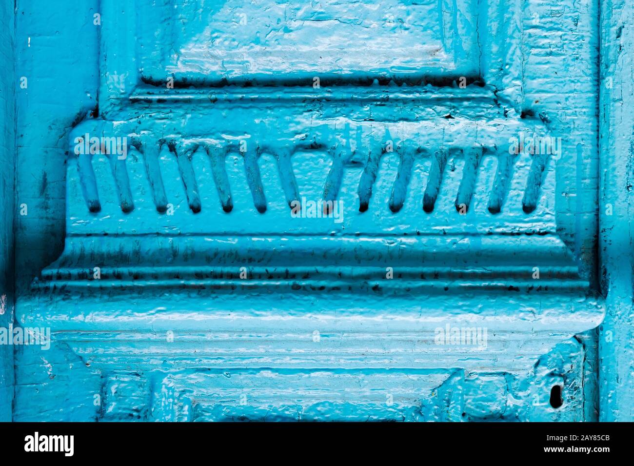 Nahaufnahme des blauen Elements oft lackiert gerissene zweibärtige Holz-Vintage-Tür des letzten Jahrhunderts mit Pfostenschlitz Stockfoto