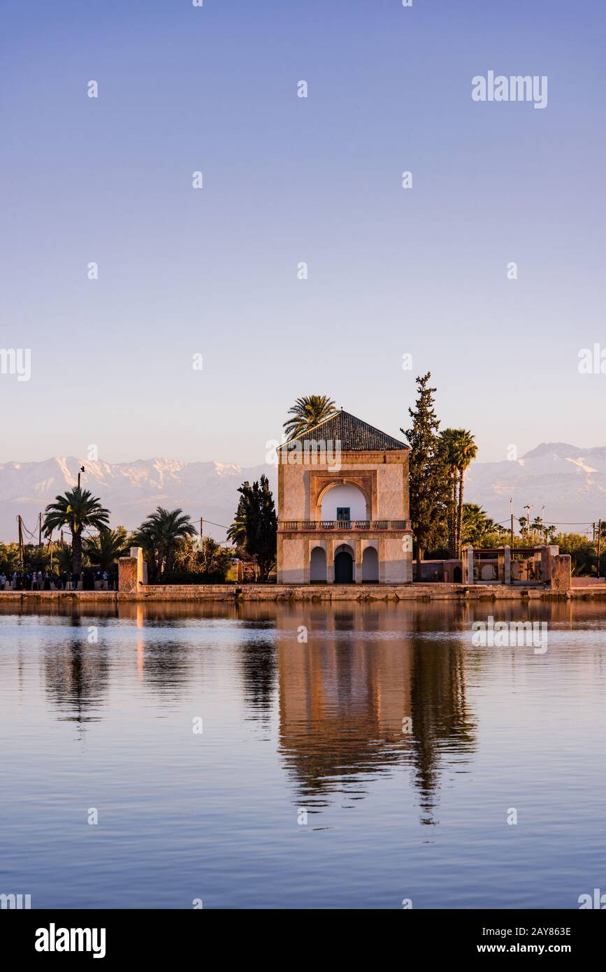 Menara Gärten und die Atlas Mountains in Marrakesch, Marokko. Stockfoto