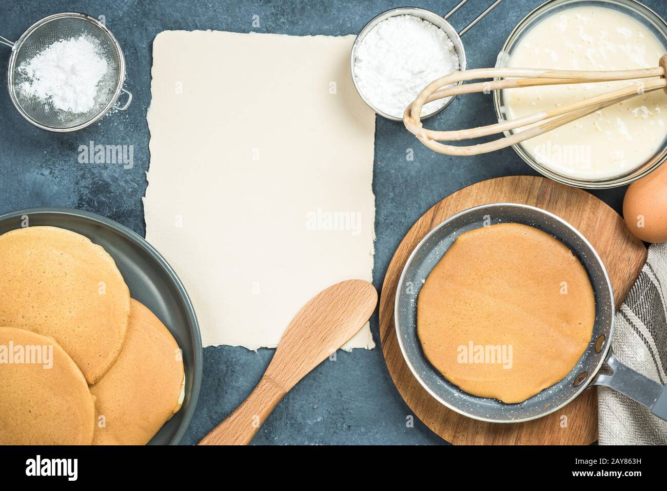 Zutaten für die Pfannkuchen mit Platz für Rezept kopieren Stockfoto