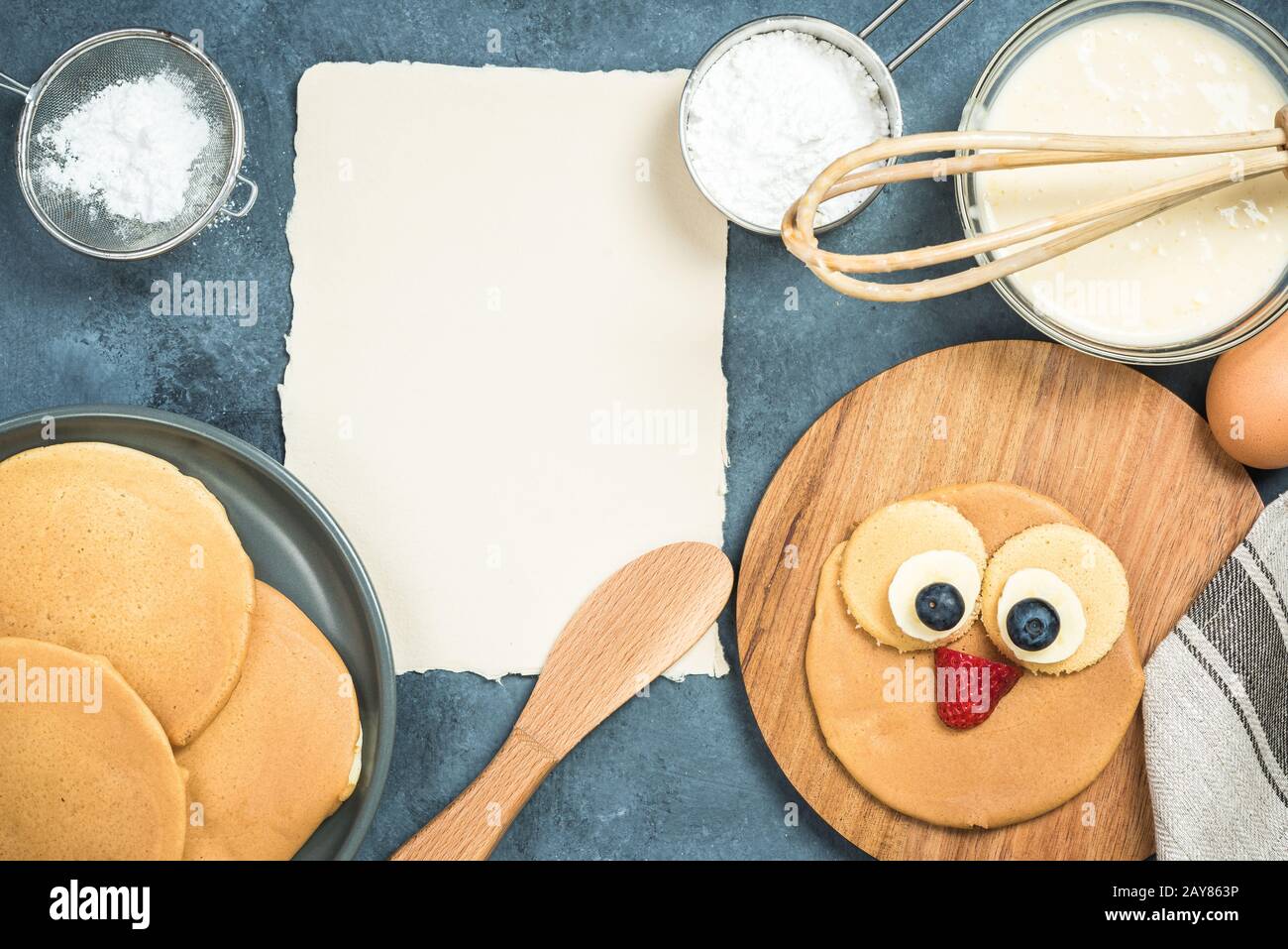 Rezept für Pfannkuchen mit lustigen Gesicht für Kinder Stockfoto