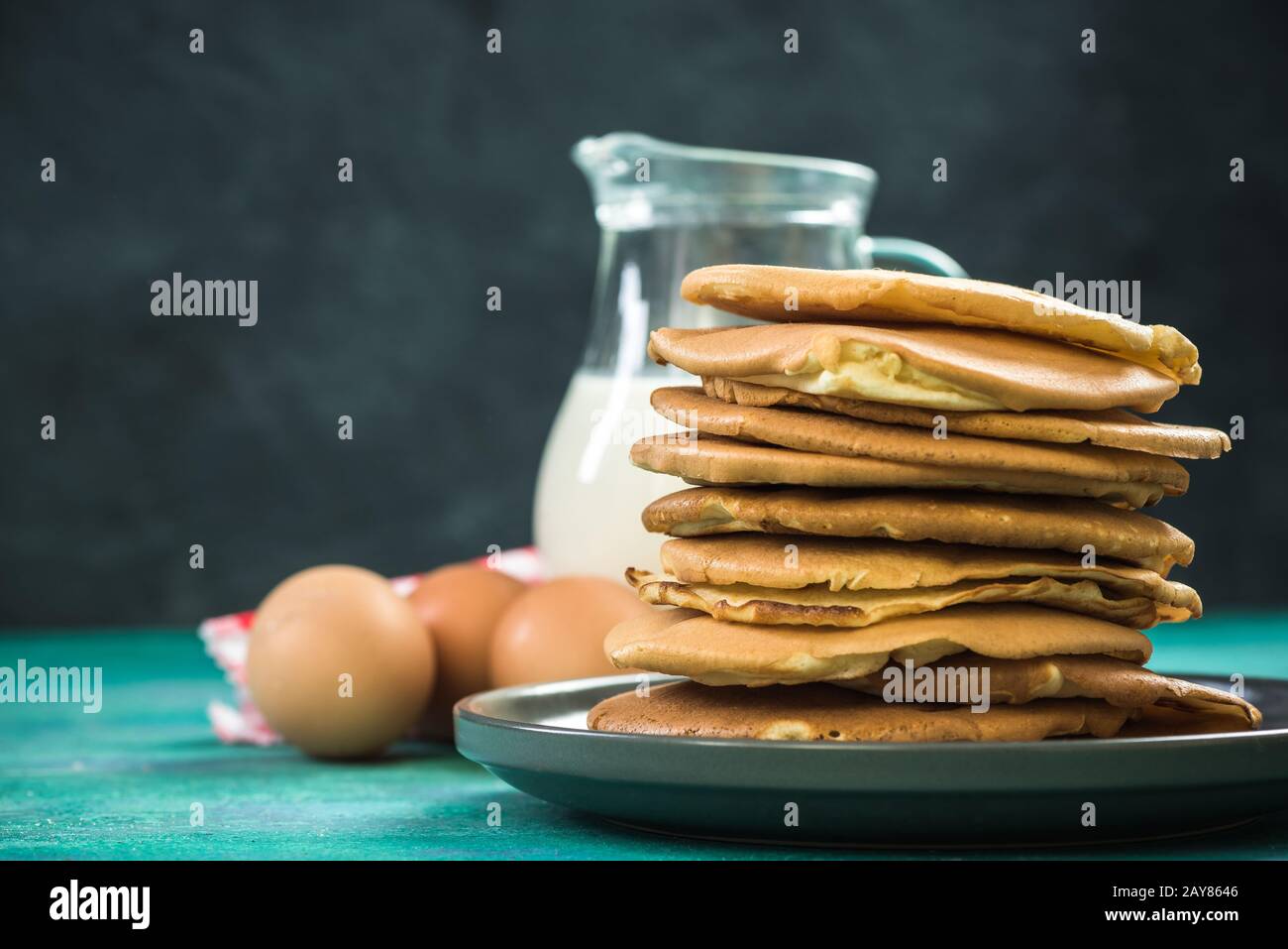 Pfannkuchen Ablagestapel und frische Zutaten Stockfoto