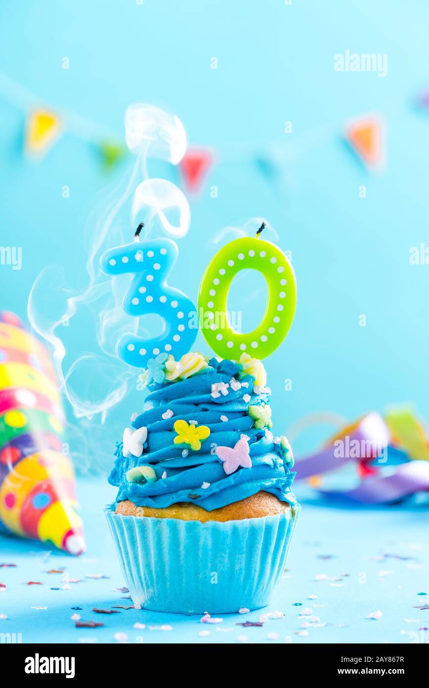 30. Geburtstag Cupcake mit Kerze Blow Out.Card Mockup. Stockfoto