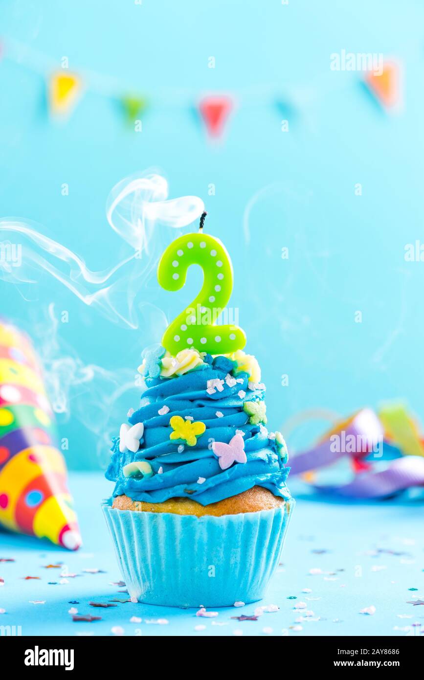 Zweiter Geburtstag Cupcake mit Kerze Blow Out.Card Mockup. Stockfoto