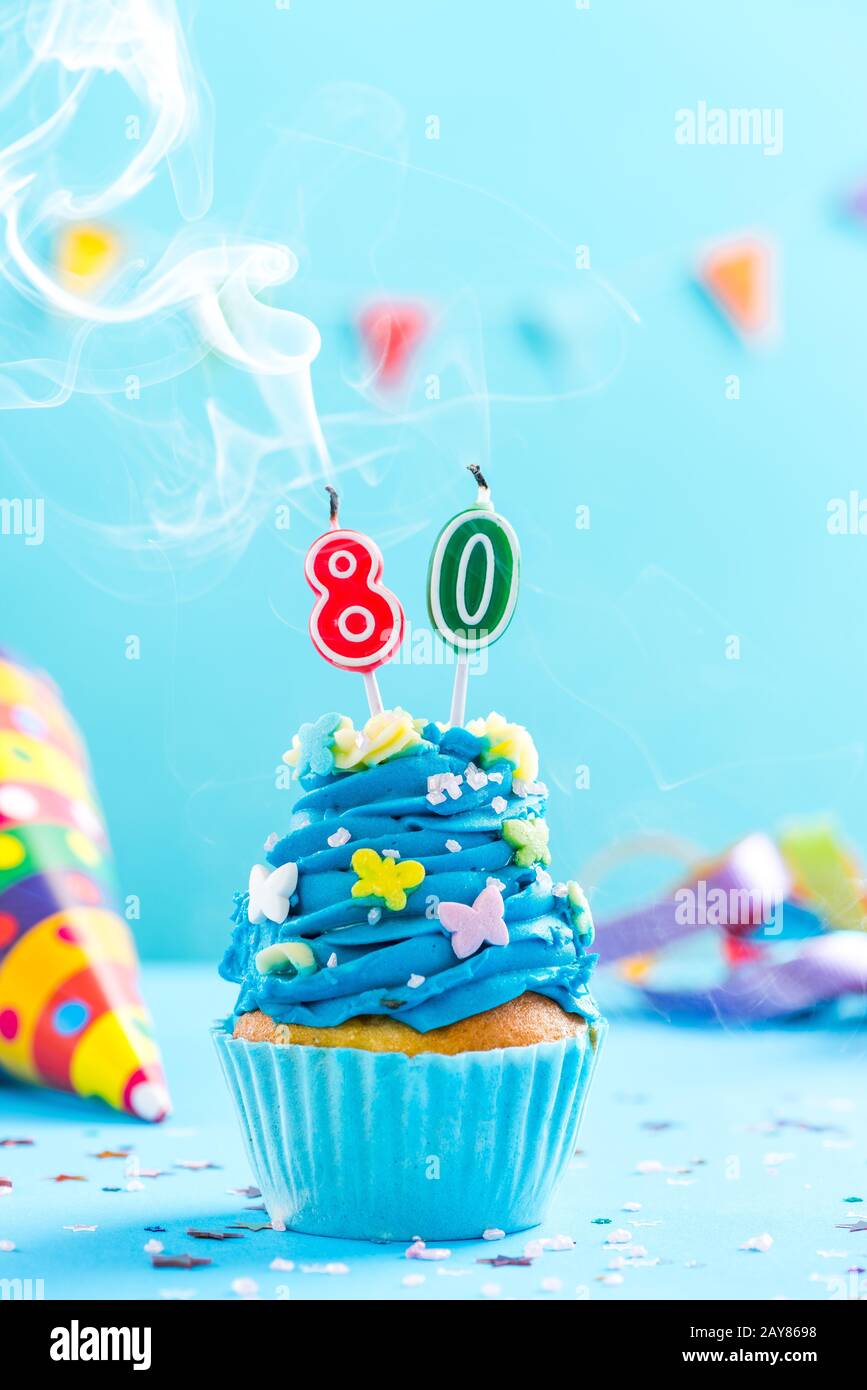 80. Geburtstag Cupcake mit Kerze Blow Out.Card Mockup. Stockfoto