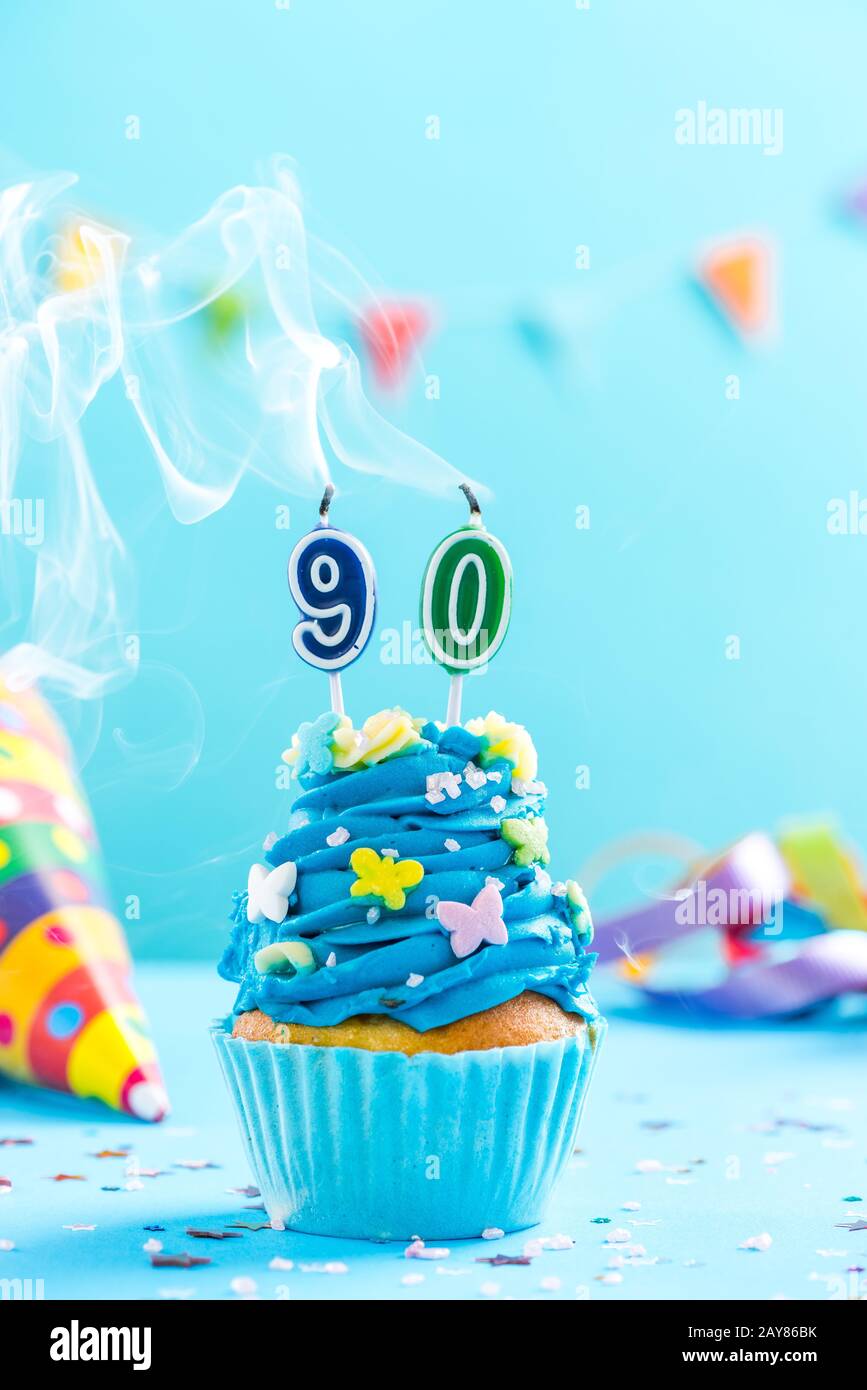 Geburtstagskuchen zum 90. Geburtstag mit Kerze ausblasen.Card Mockup. Stockfoto