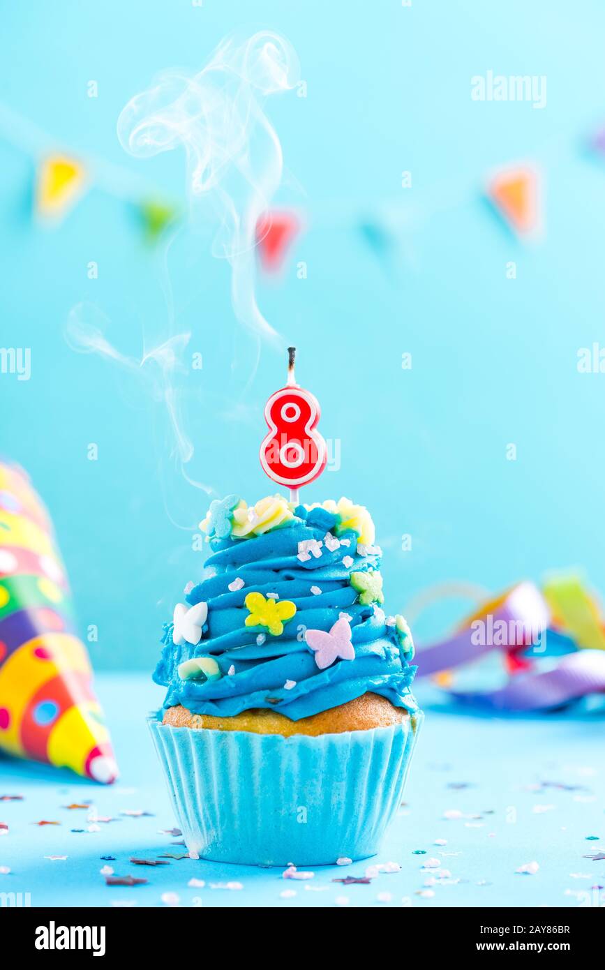 Cupcake zum achten Geburtstag mit Kerze Blow Out.Card Mockup. Stockfoto