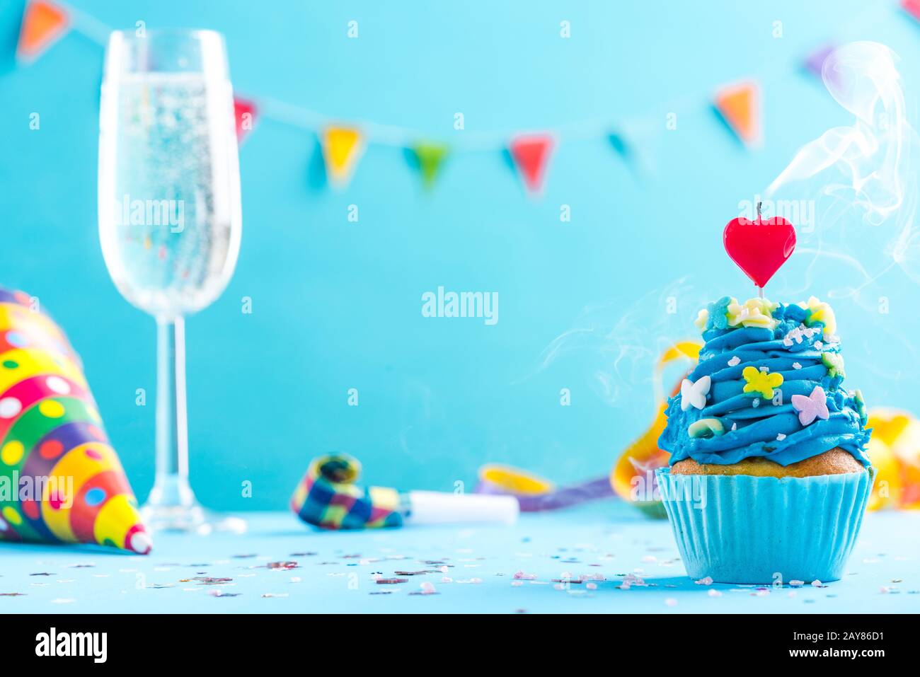 Neujahr- oder Geburtstagskarte mit Kerze aufblasen Stockfoto