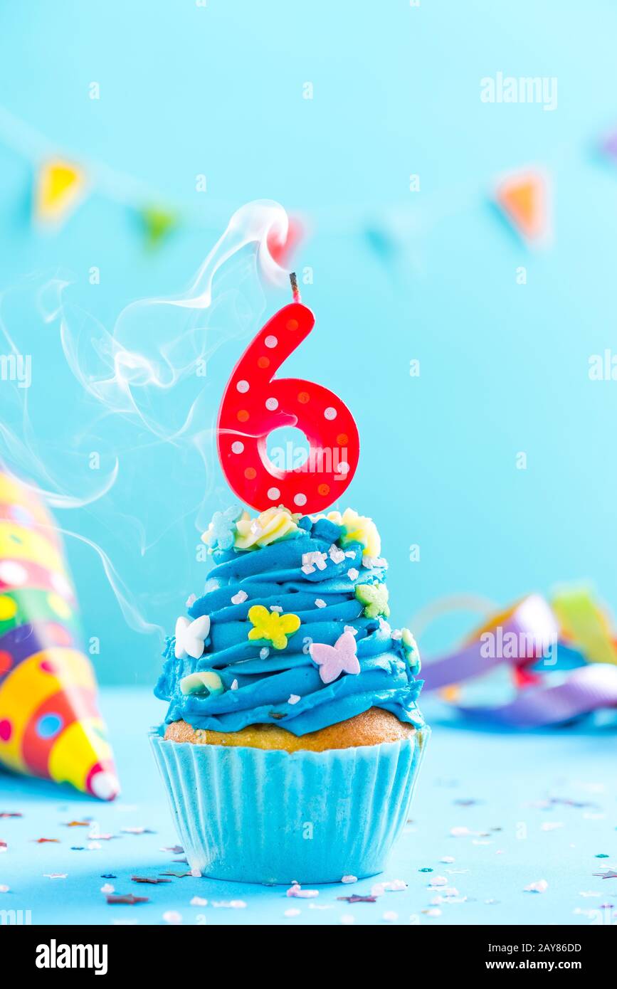 Cupcake zum sechsten Geburtstag mit Kerze Blow Out.Card Mockup. Stockfoto