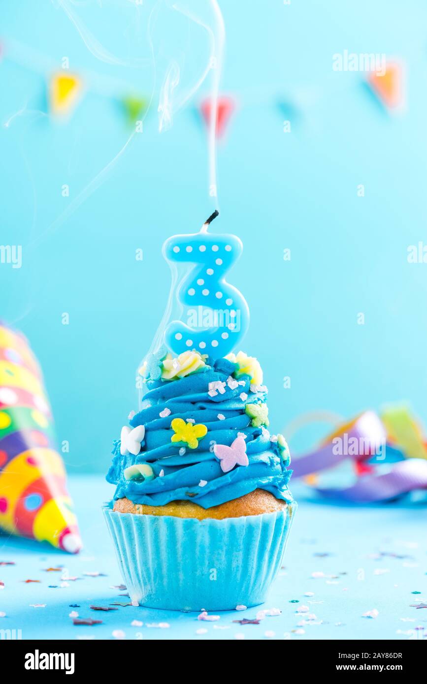 Cupcake zum dritten Geburtstag mit Kerze Blow Out.Card Mockup. Stockfoto