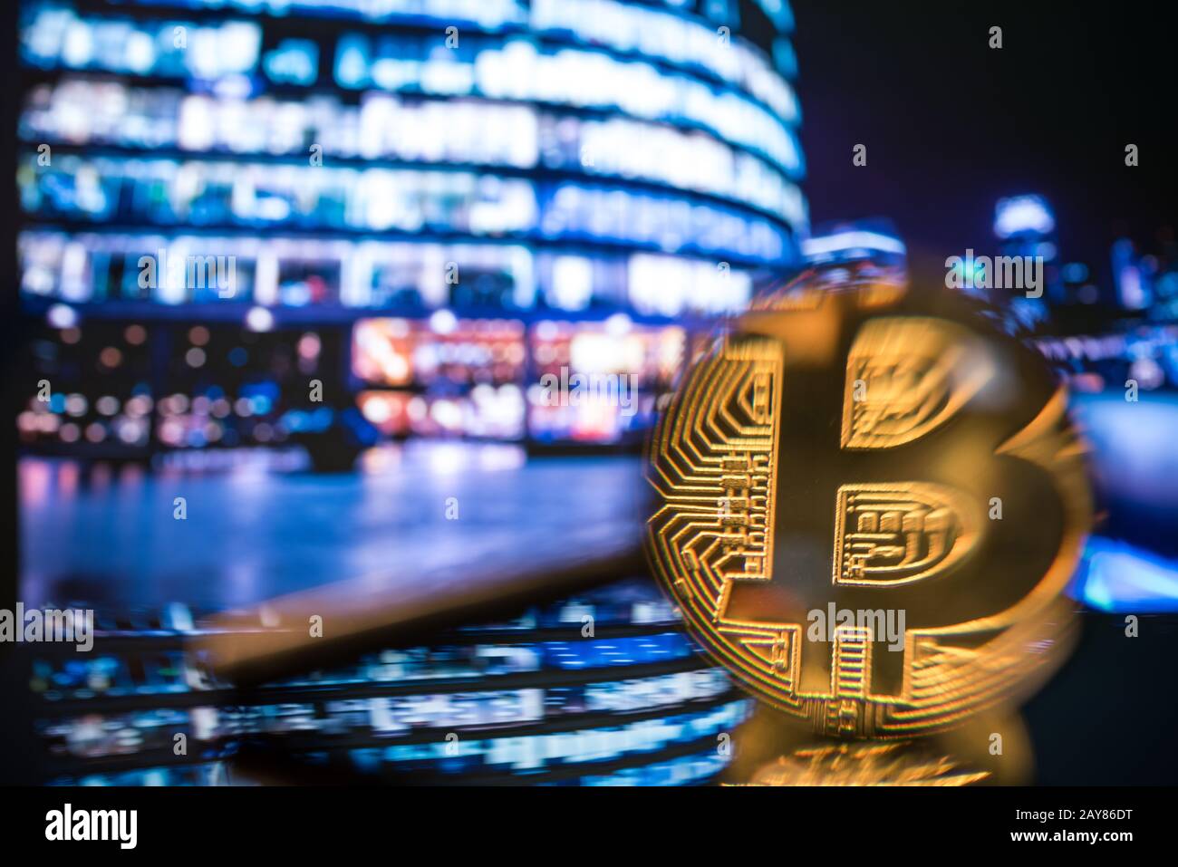 Bitcoin unter der Lupe, Investitionsrisiko-Konzept Stockfoto
