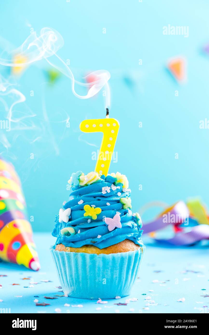 Cupcake zum siebten Geburtstag mit Kerze Blow Out.Card Mockup. Stockfoto