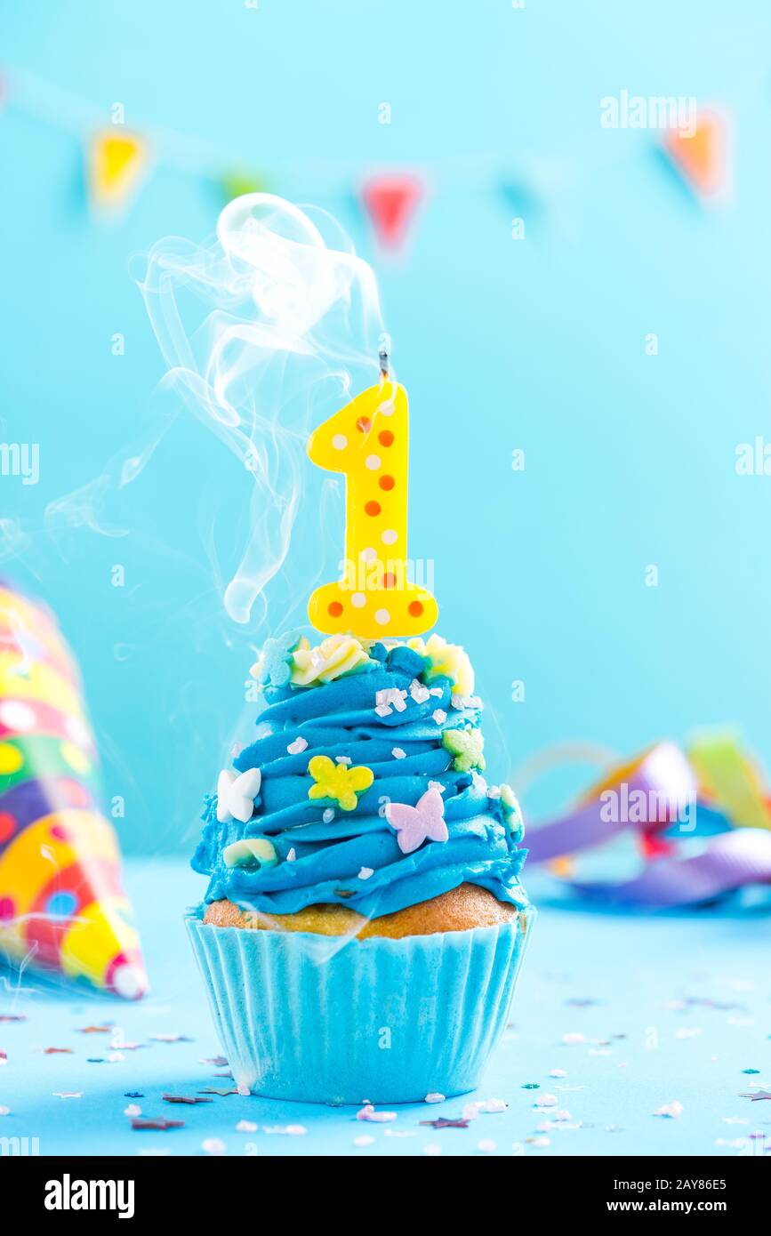 Erster Geburtstag Cupcake mit Kerze Blow Out.Card Mockup. Stockfoto
