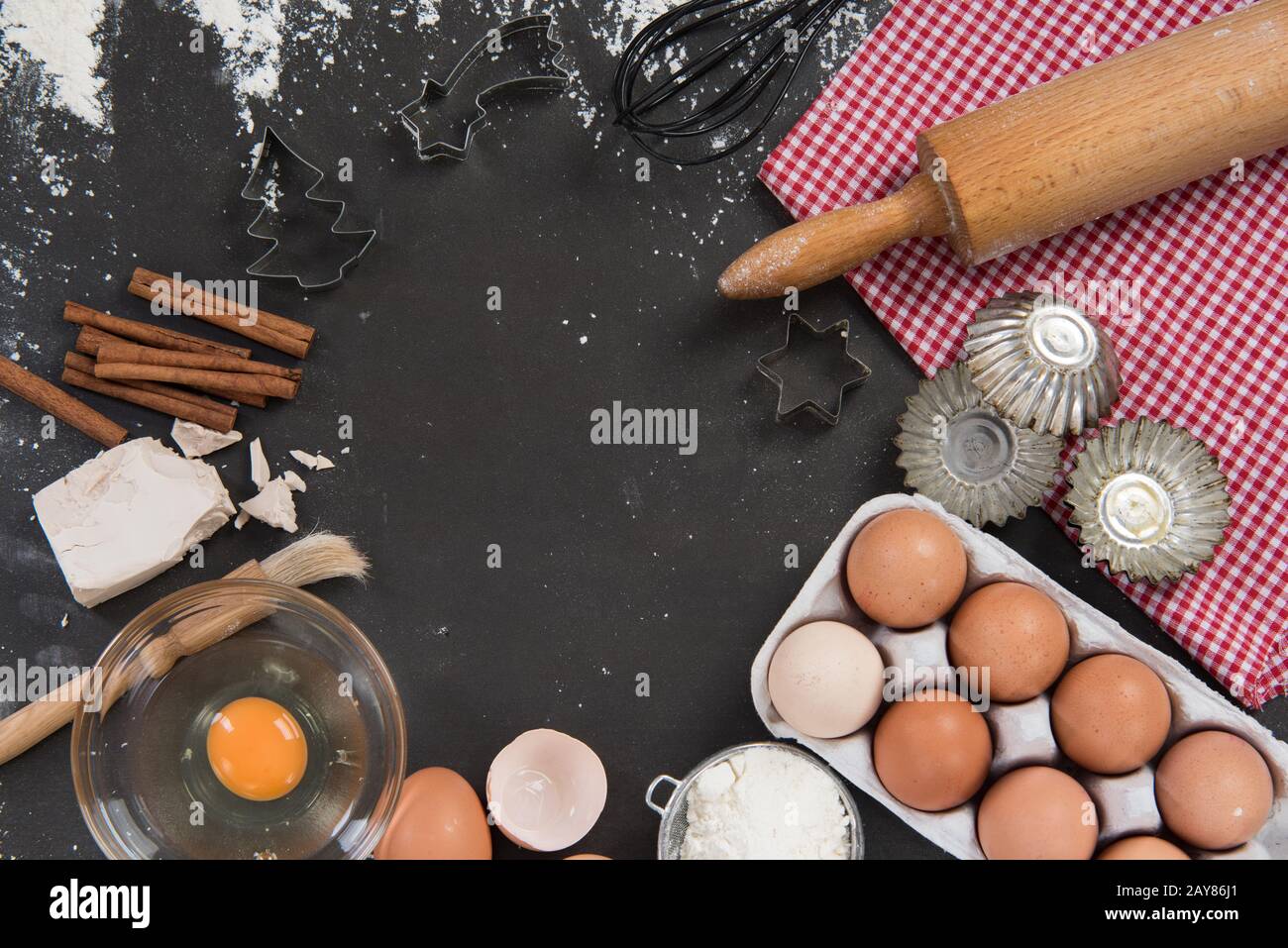 Backrezeptrahmen mit Zutaten und Utensilien Stockfoto