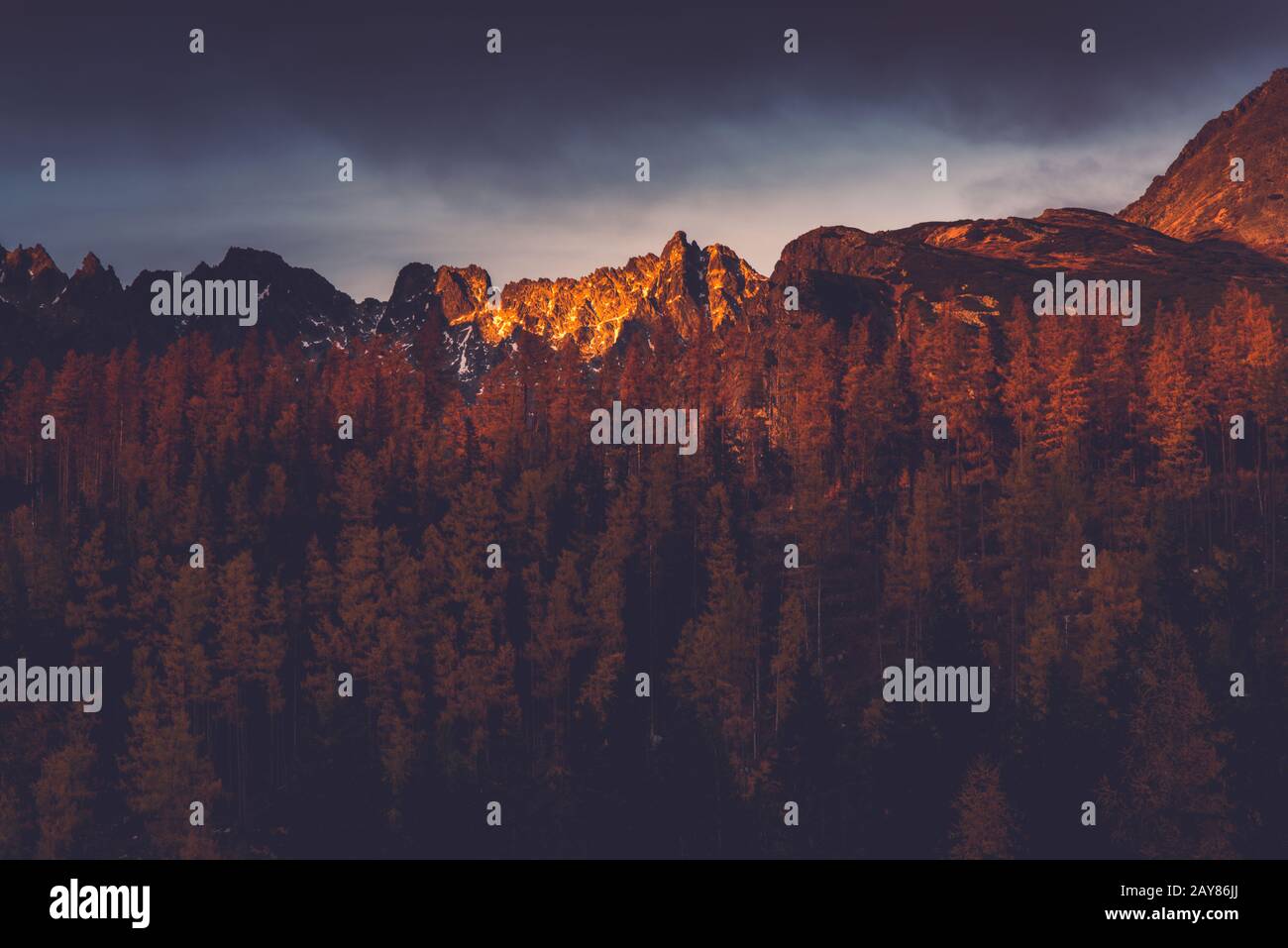 Das letzte Sonnenlicht trifft bei Sonnenuntergang auf den Gipfel der hohen Berge Stockfoto