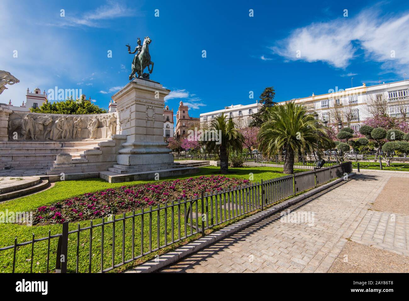 Denkmäler, Wahrzeichen und Architektur in den Straßen von Cadiz, Spanien Stockfoto