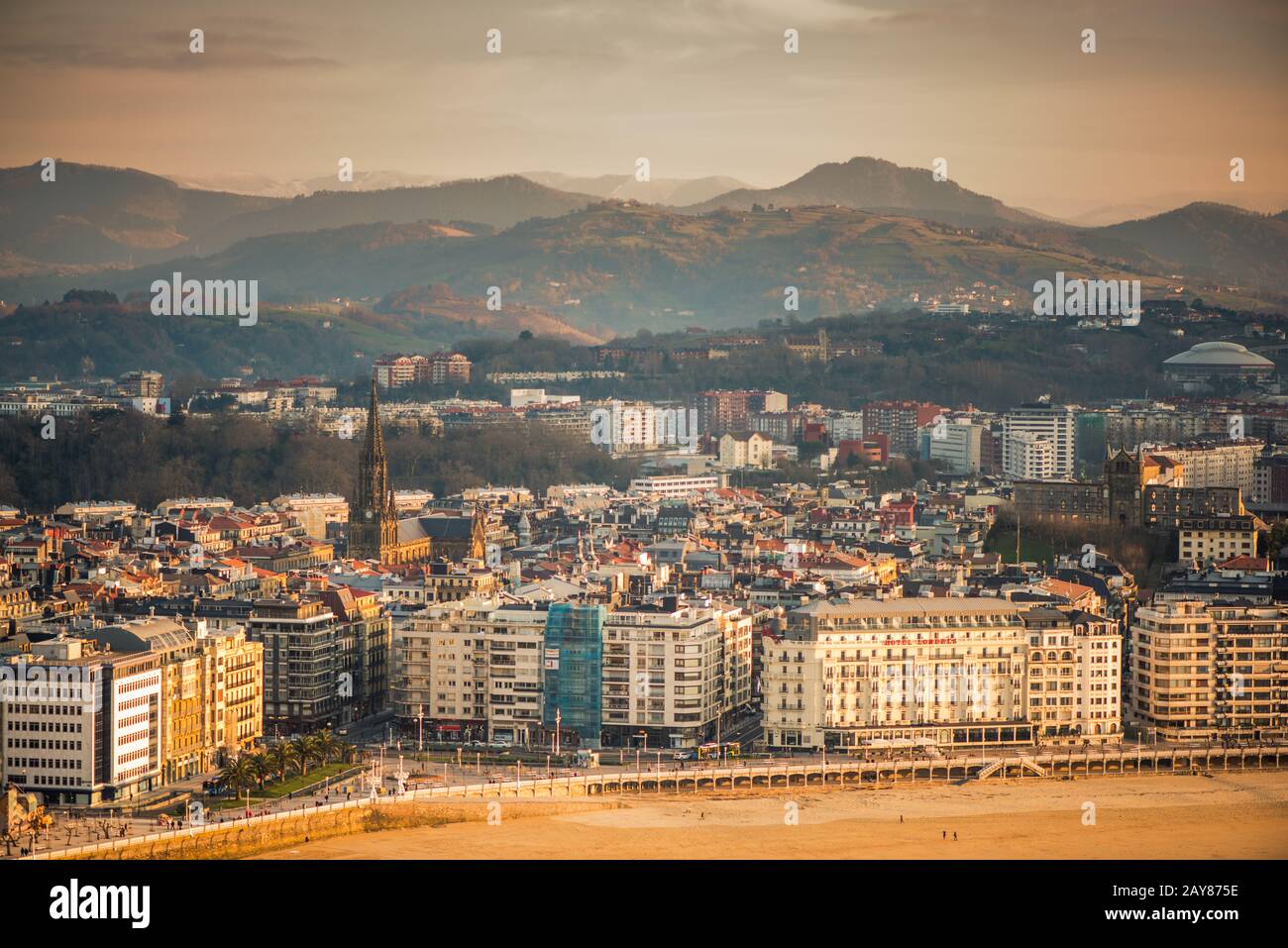 Strand von San Sebastian, Stadt und Berge im Hintergrund Stockfoto
