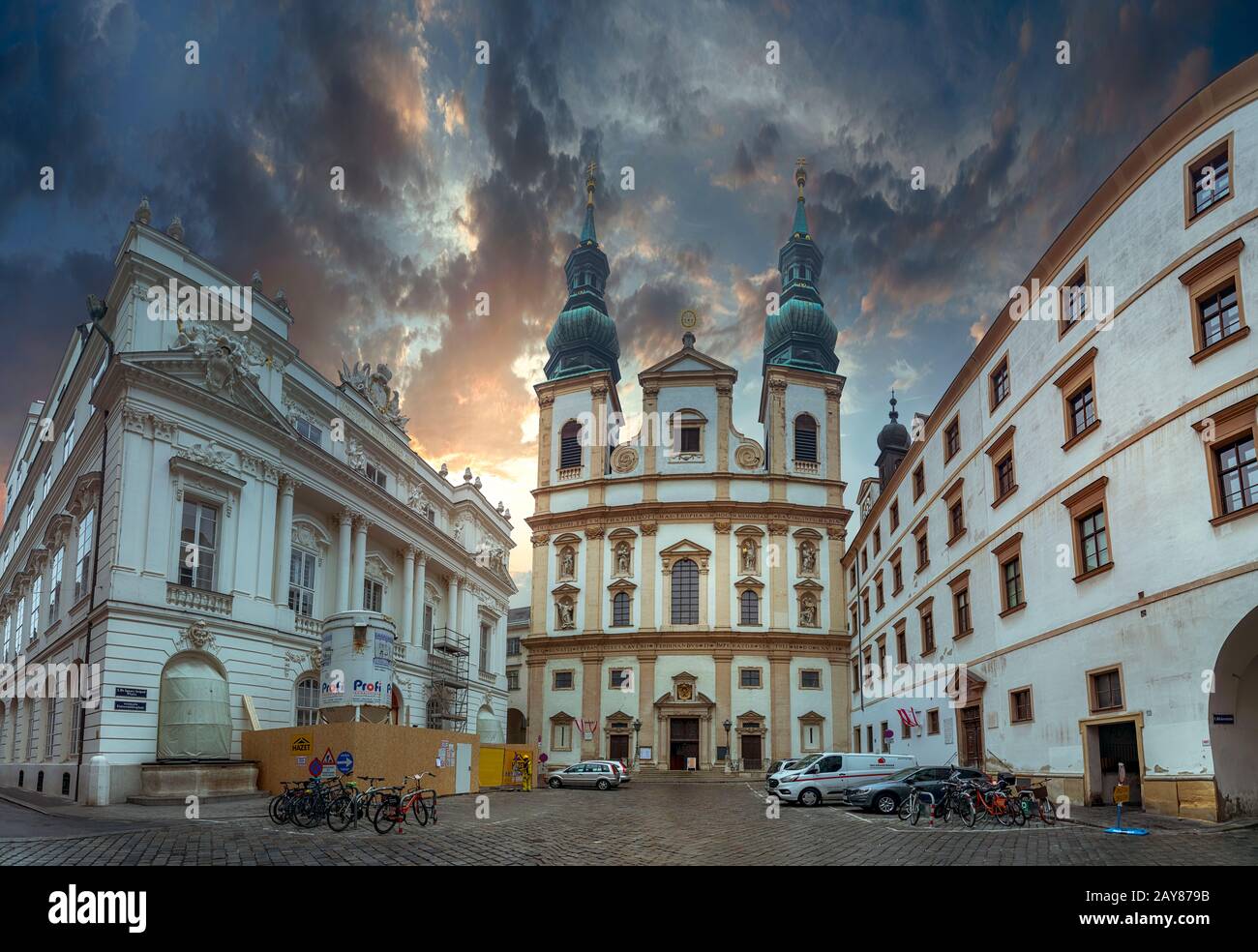 Jesuitenkirche oder Universitätskirche am Ignaz-Seipel-Platz in Wien. Stockfoto