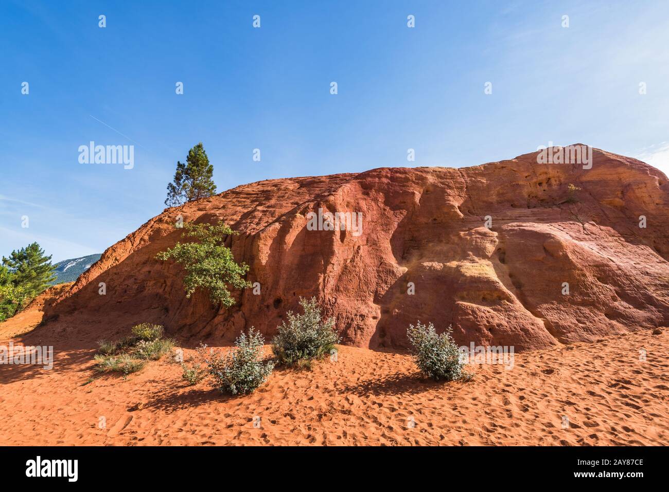 Blick auf die roten Hügel im Red Colorado Park, Frankreich Stockfoto