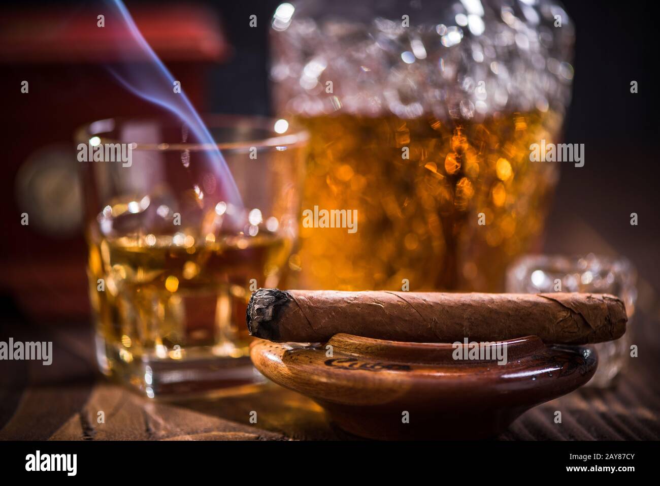 Luxuriöse kubanische Zigarre im Aschenbecher Stockfoto