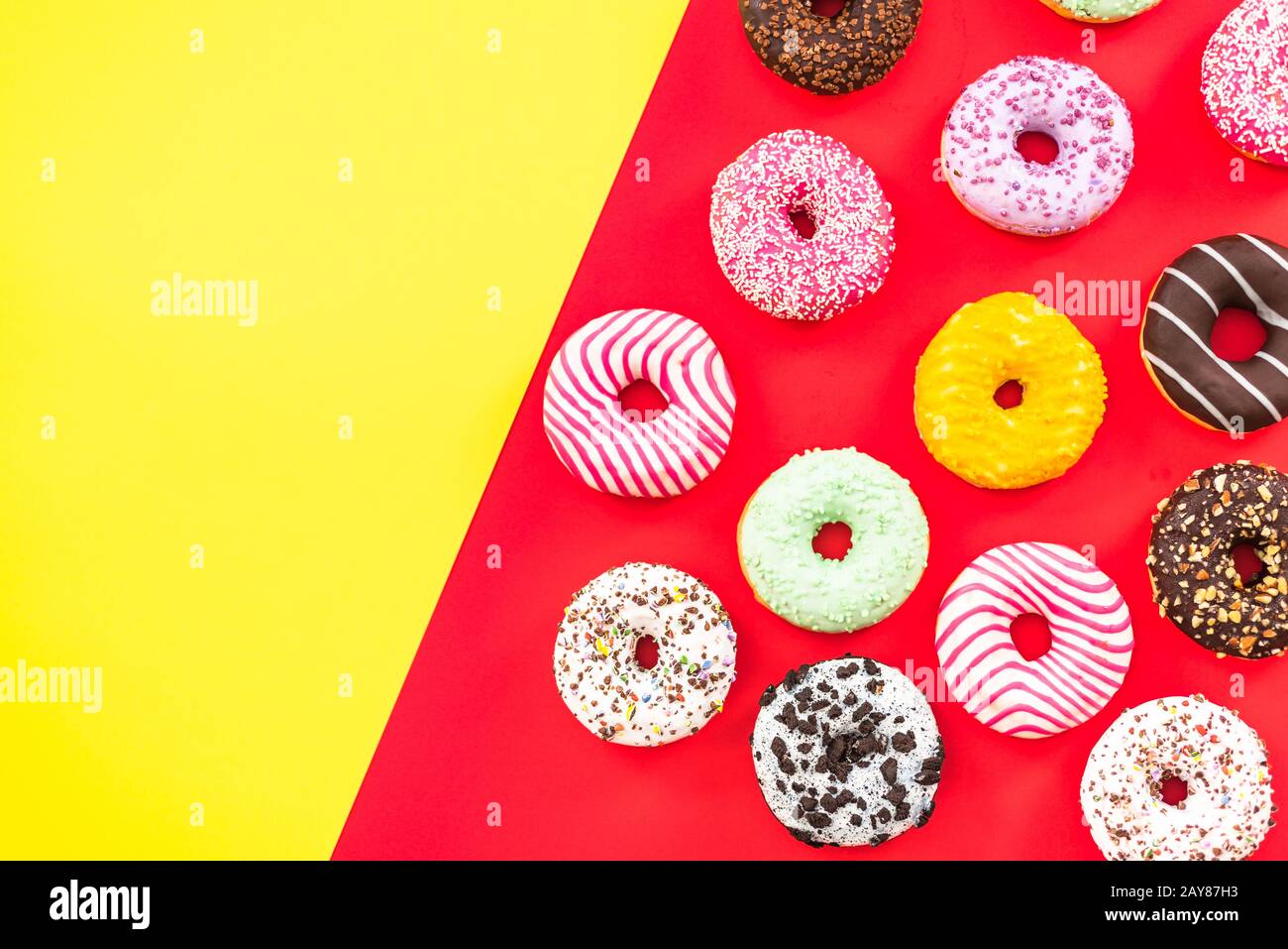 Donuts bunt -Fotos und -Bildmaterial in hoher Auflösung – Alamy