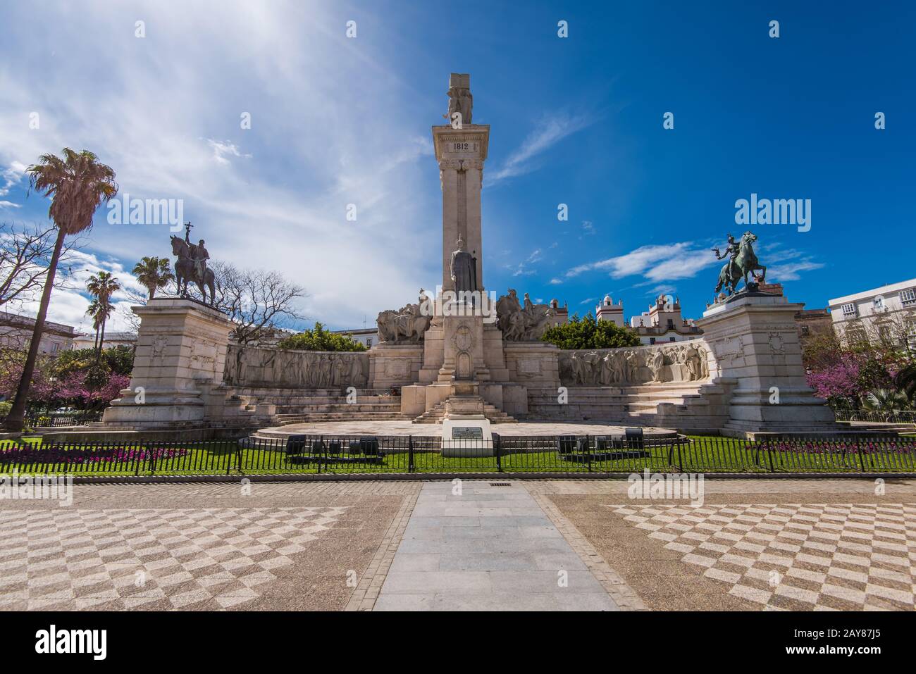 Denkmäler, Wahrzeichen und Architektur in den Straßen von Cadiz, Spanien Stockfoto