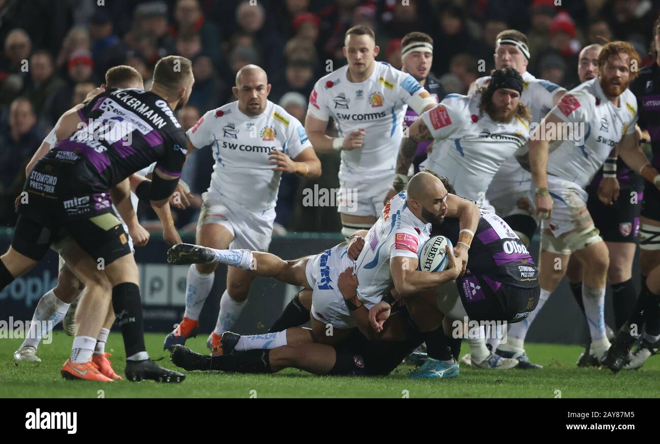 Der Olly Woodburn von Exeter wird während des Gallagher Premiership-Matches im Kingsholm Stadium, Gloucester, von Gloucesters Val Rapava Ruskin in Angriff genommen. Stockfoto