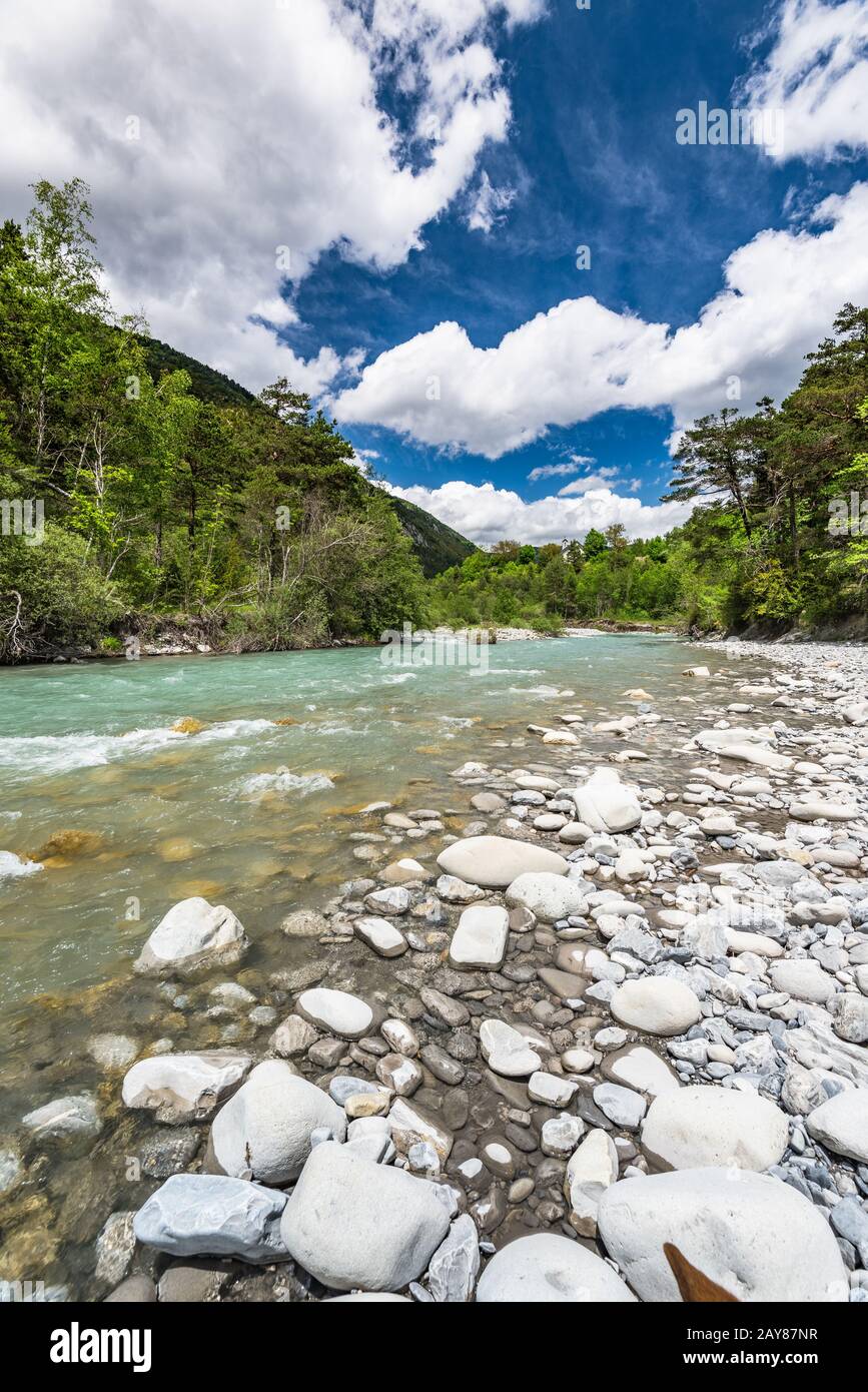 Kalter Wasserstrom in den Alpen am sonnigen Tag Stockfoto