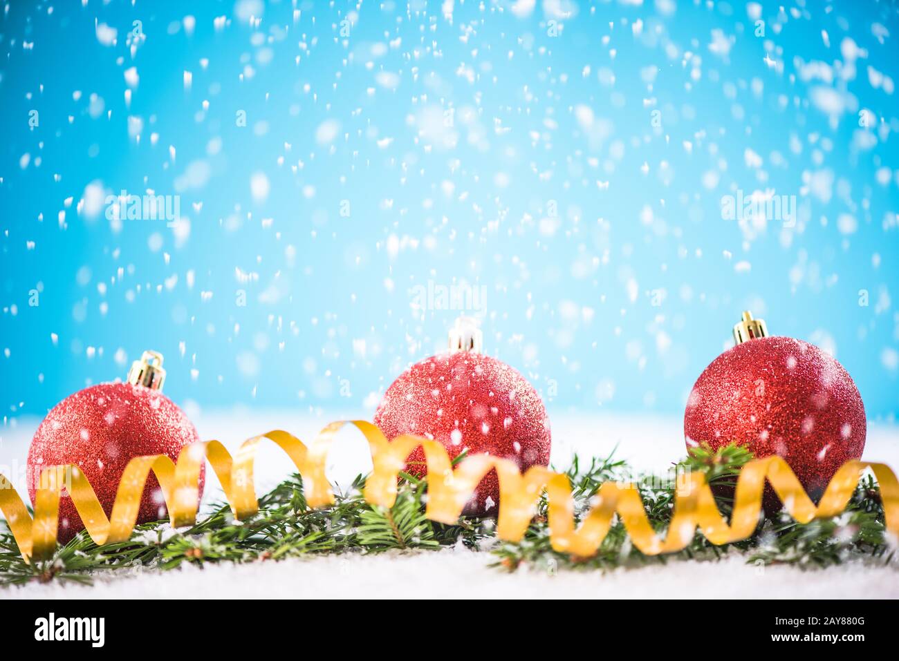 Weihnachtsornamente auf Schneegrund Stockfoto