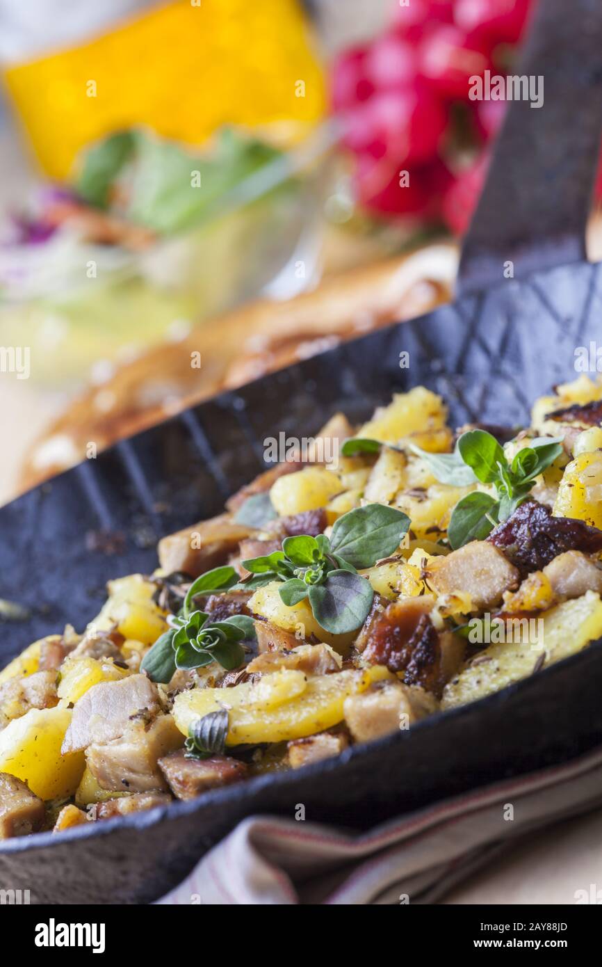 Tiroler grostl in einer eisenpfanne -Fotos und -Bildmaterial in hoher ...