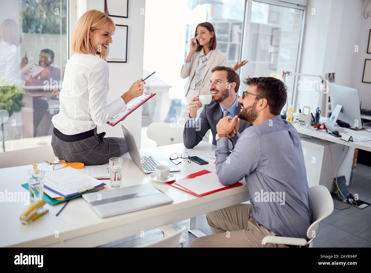 Kollegen, die im Büro zusammenarbeiten.Ideenkonzept für Business Team Meeting Stockfoto