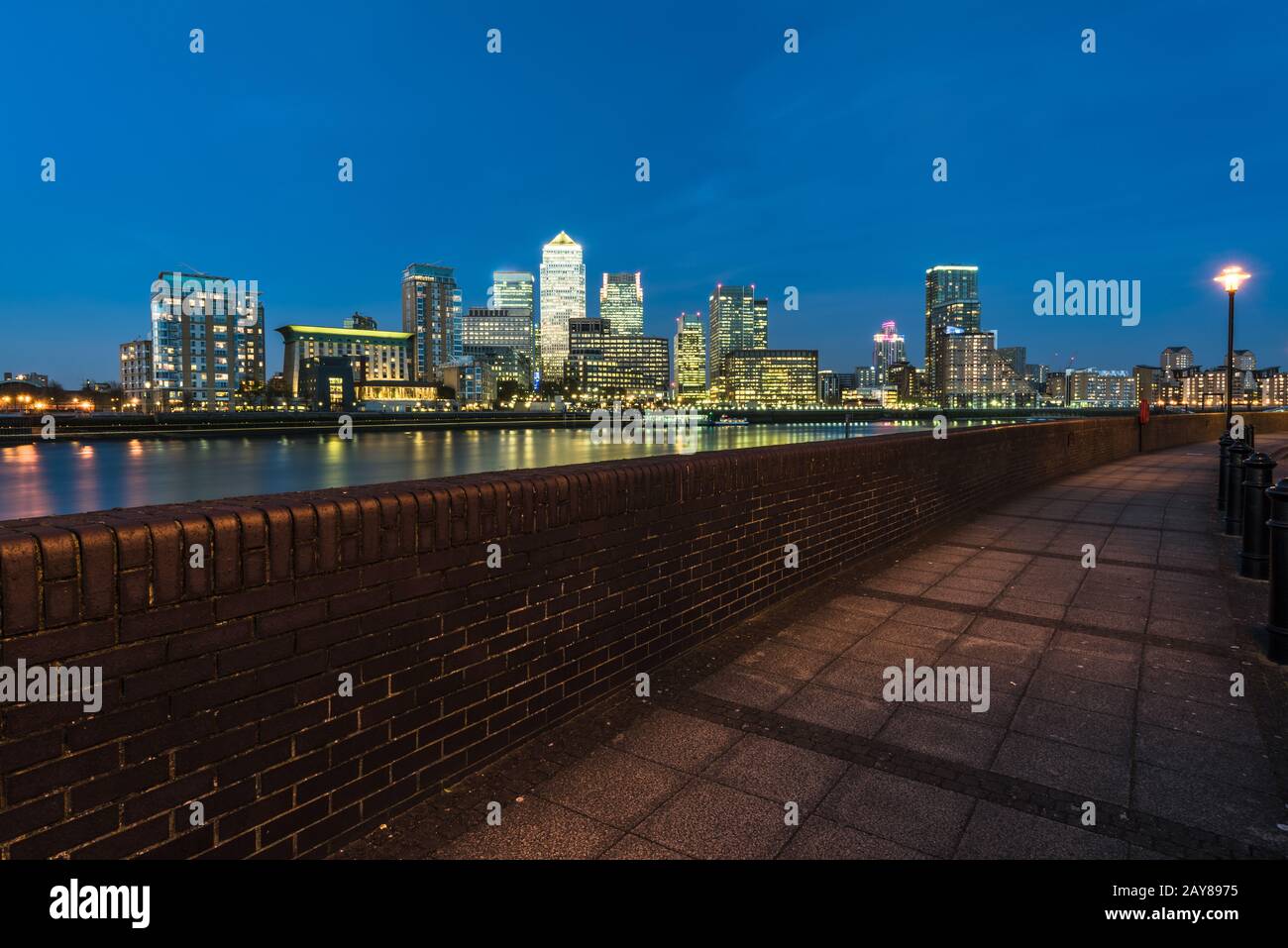Stadtbild der Canary Wharf London Finanzhimmel Schaber in der Nacht Stockfoto