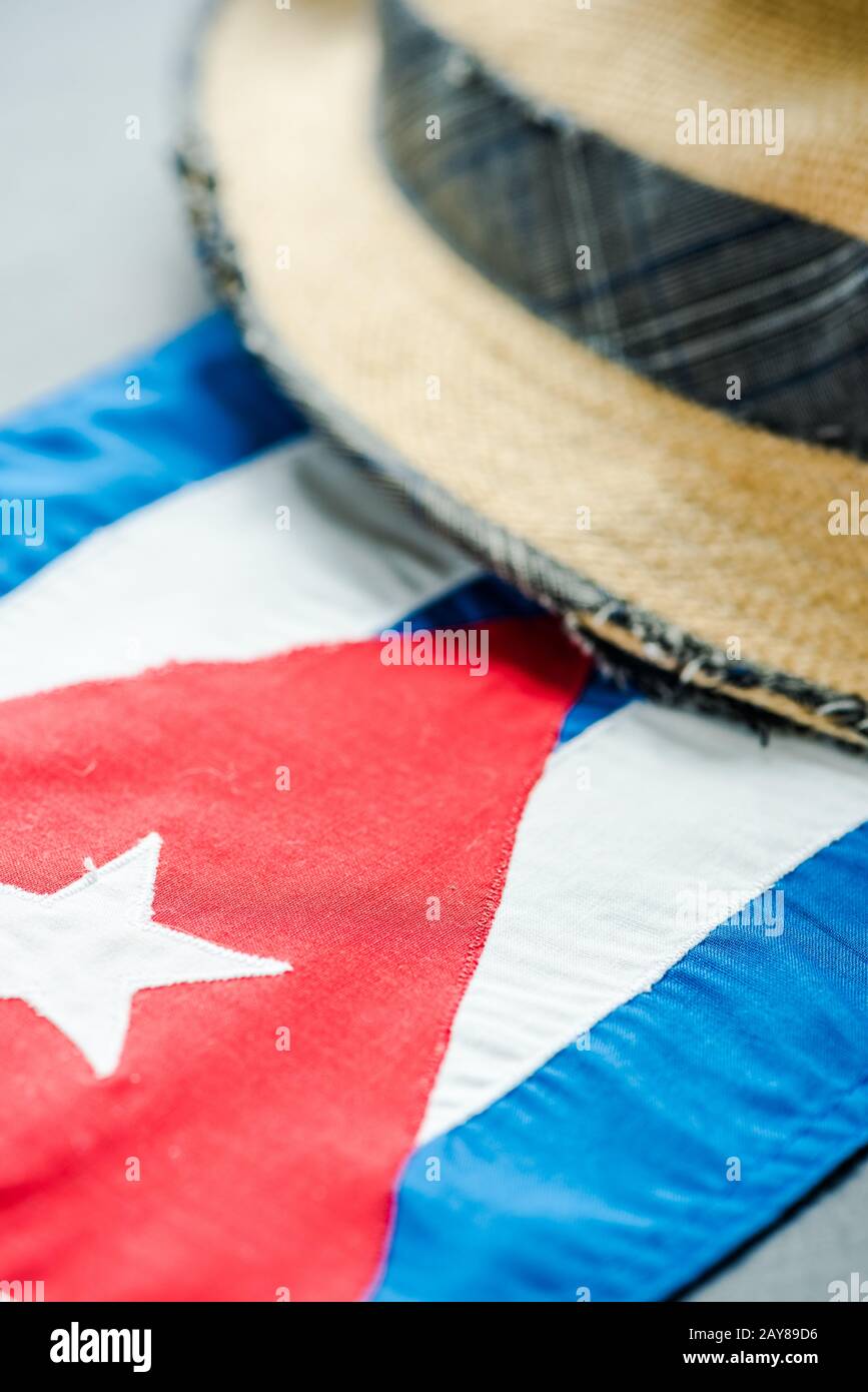 Urlaub in Kuba, Hut und Nationalflaggen Stockfoto
