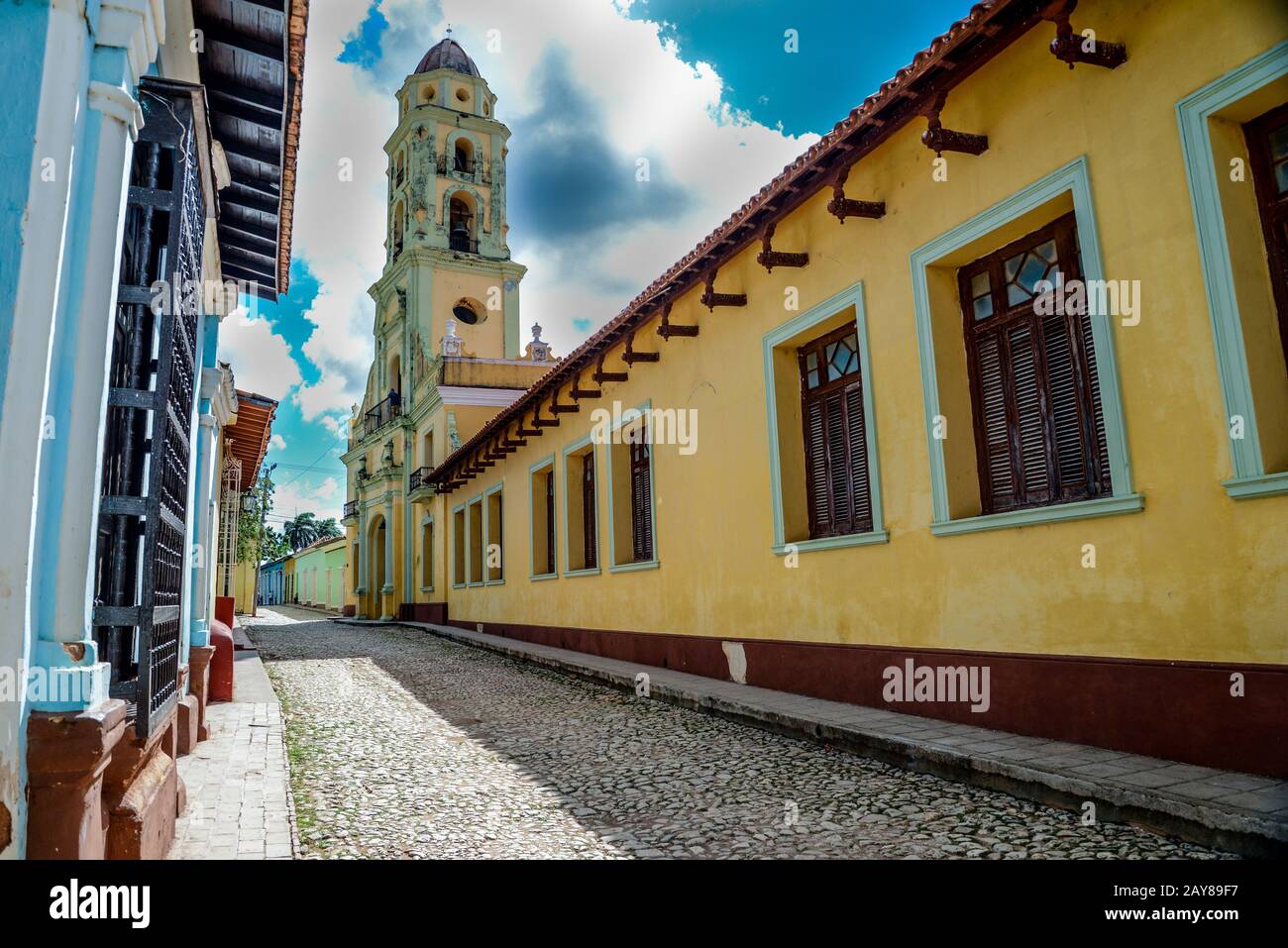 Kolonialstraße in der pulsierenden Stadt Trinidad, Kuba Stockfoto