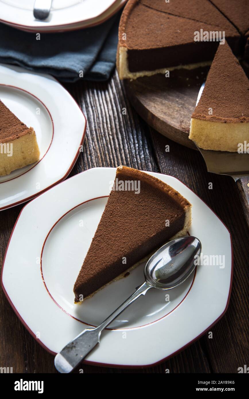 Serviert wird ein Stück hausgemachter Schokoladenkuchen Stockfoto