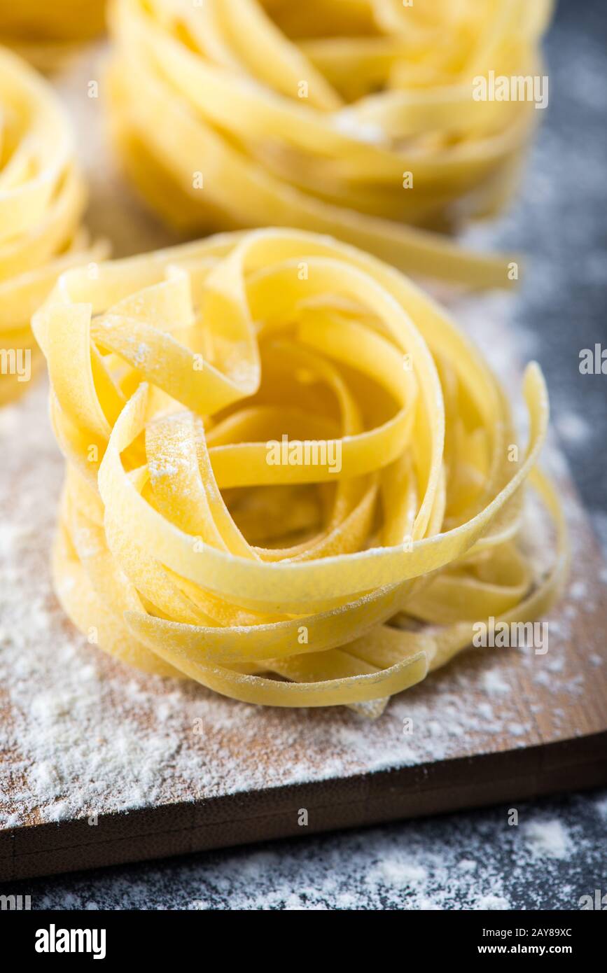 Frisch zubereitete italienische Tagliatelle Pasta, Hausmannskost Stockfoto