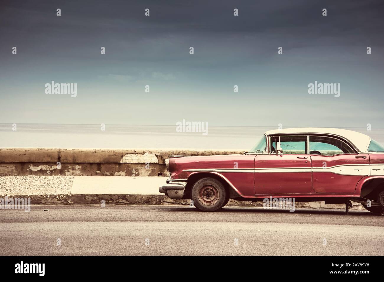 Altes amerikanisches Auto auf der Straße in Havanna, Kuba Stockfoto
