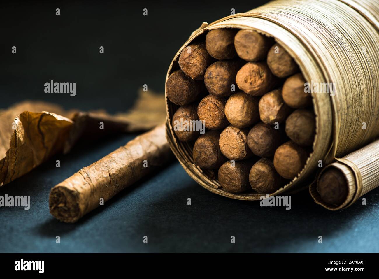 Zigarrenhaufen in pal blättert gefertigter Schachtel Stockfoto