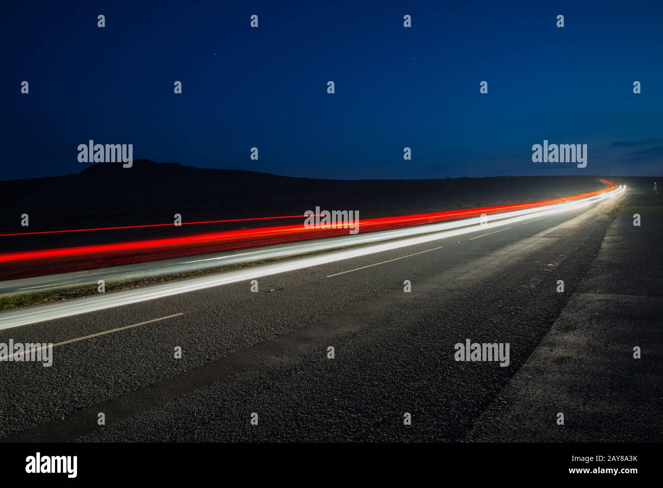 Schnelle Autotests bei Nacht, verschwommene Langzeitbelichtung Stockfoto