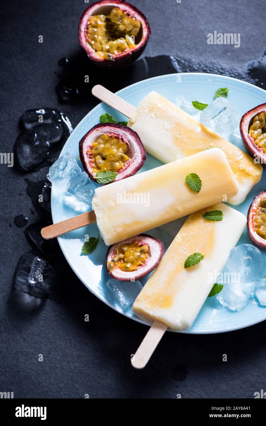 Hausgemachte Passionsfrucht und Joghurt Popsicle Stockfoto