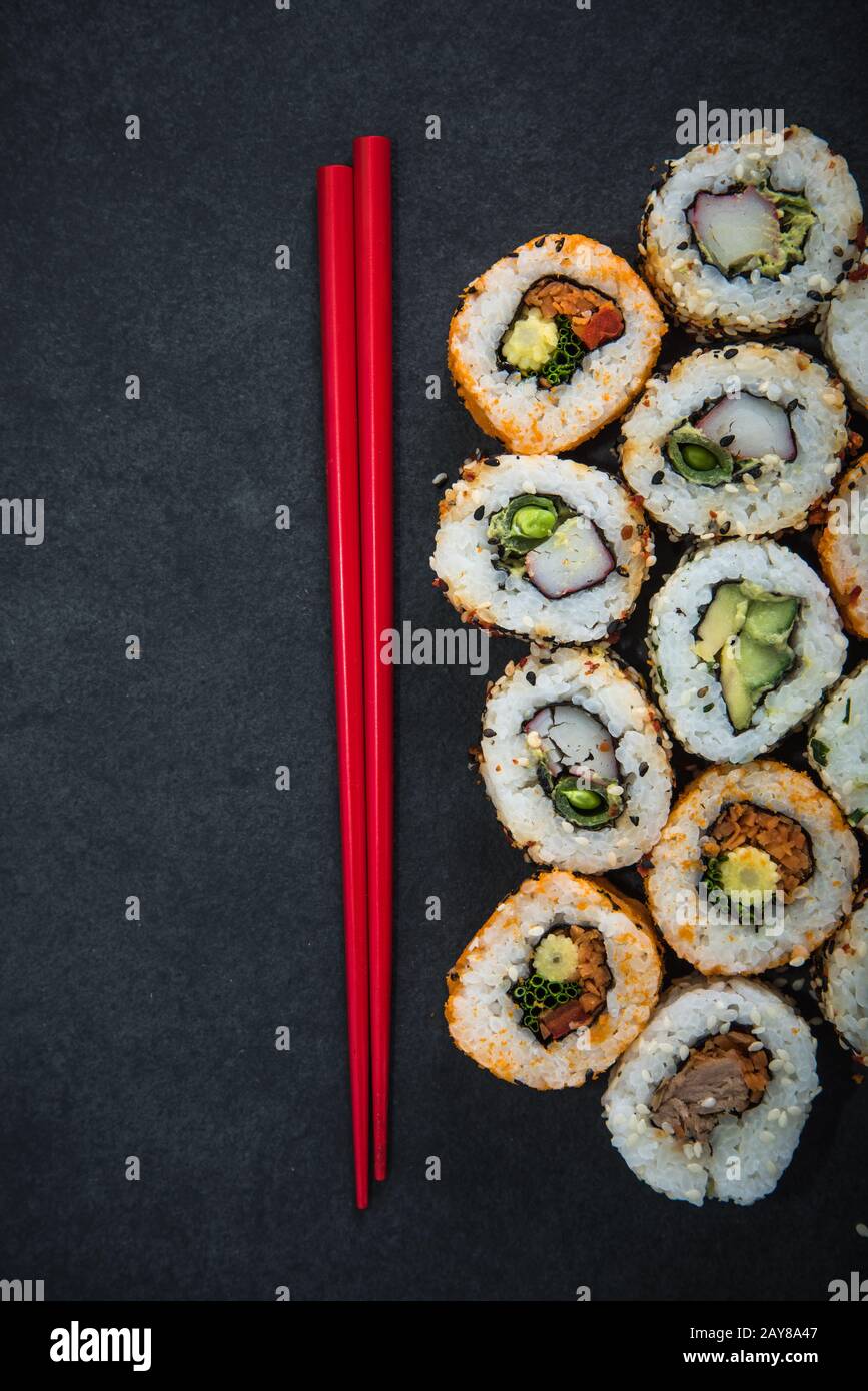 Kalifornische Sushi-Brötchen mit rohem Gemüse Stockfoto