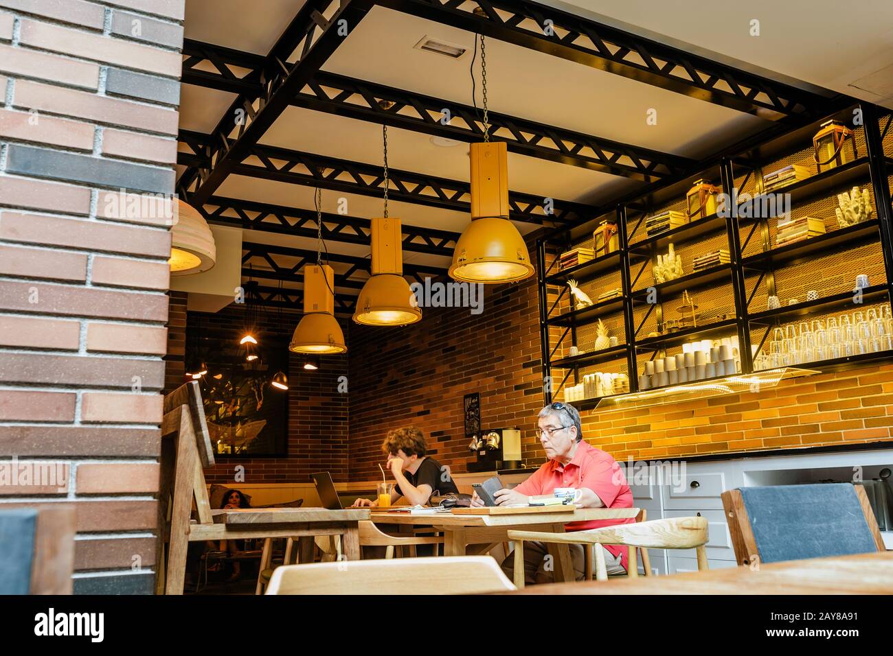 10. JULI 2018, BARCELONA, SPANIEN: Kunden im Café in Barcelona Stockfoto