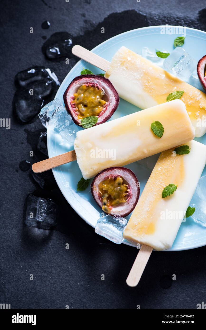 Hausgemachte Passionsfrucht und Joghurt Popsicle Stockfoto