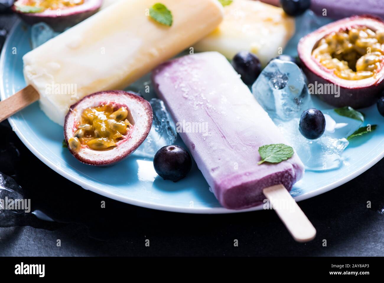 Gesunder erfrischender Snack, fruchtiger Popsicle Stockfoto