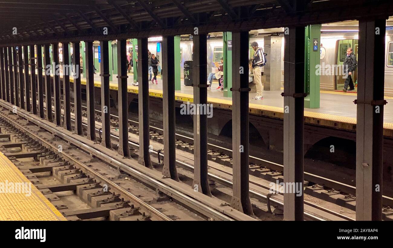 Metallpfosten stützen die Straße oben in der U-Bahn an der Seventh Avenue Stockfoto