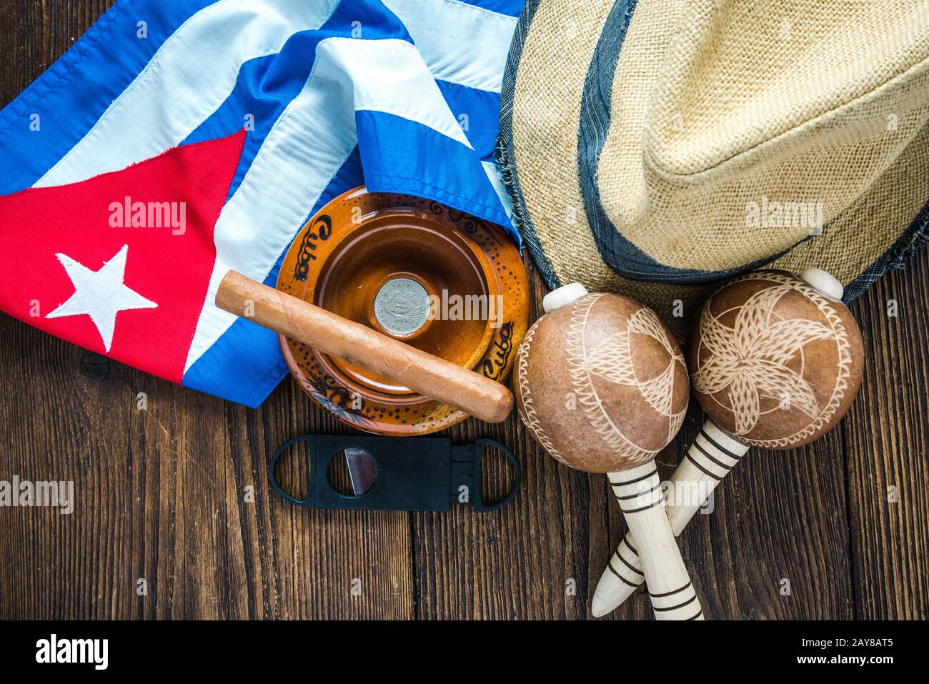 Urlaub in Kuba Konzept, zugehörige Artikel auf dem Tisch. Stockfoto