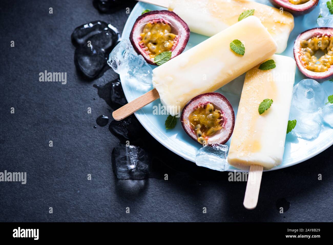 Hausgemachte Passionsfrucht und Joghurt Popsicle Stockfoto
