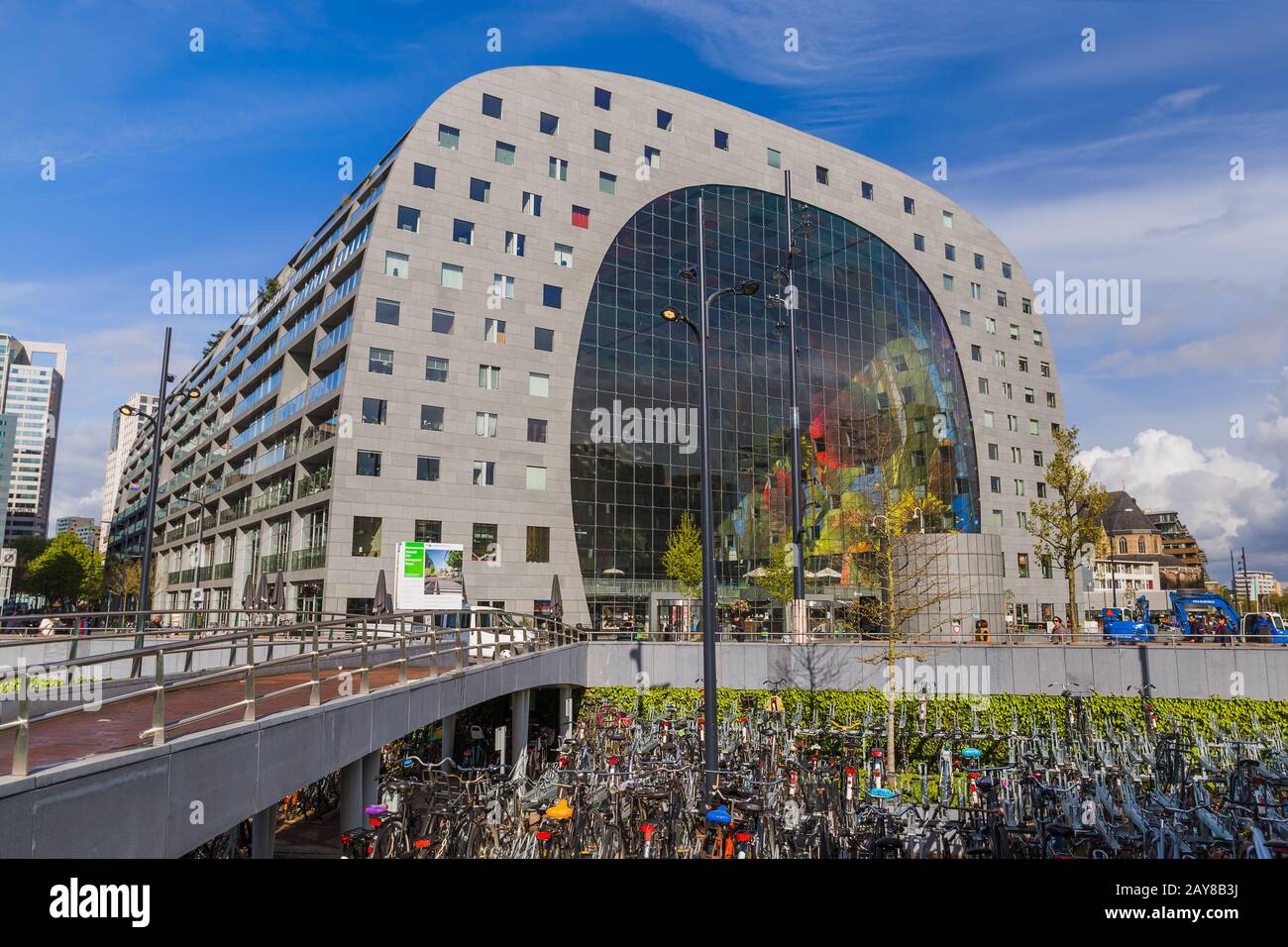 Rotterdam, Niederlande - 27. April 2017: Berühmter moderner Markt Markthal und Fahrradparkplätze in Rotterdam Stockfoto