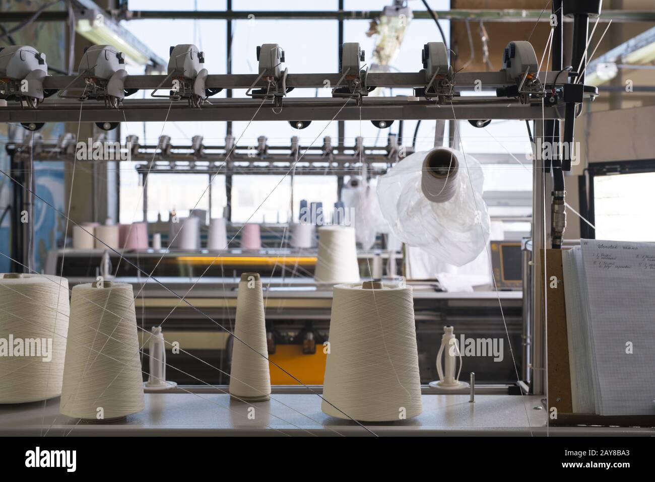 Spulen mit Außengewinde an zurückspulen Maschine Stockfoto