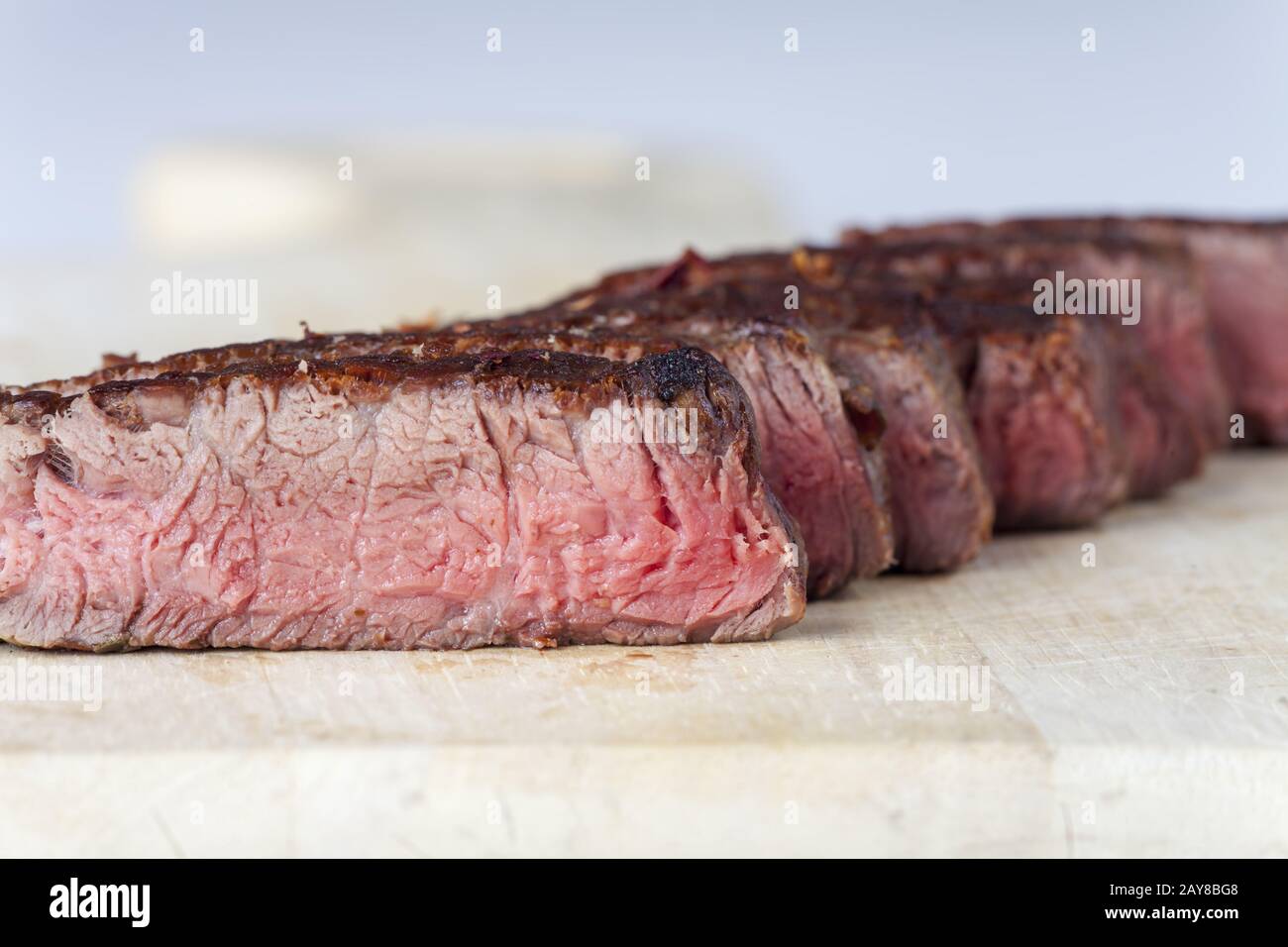 Reihe von Steakscheiben auf Holz Stockfoto