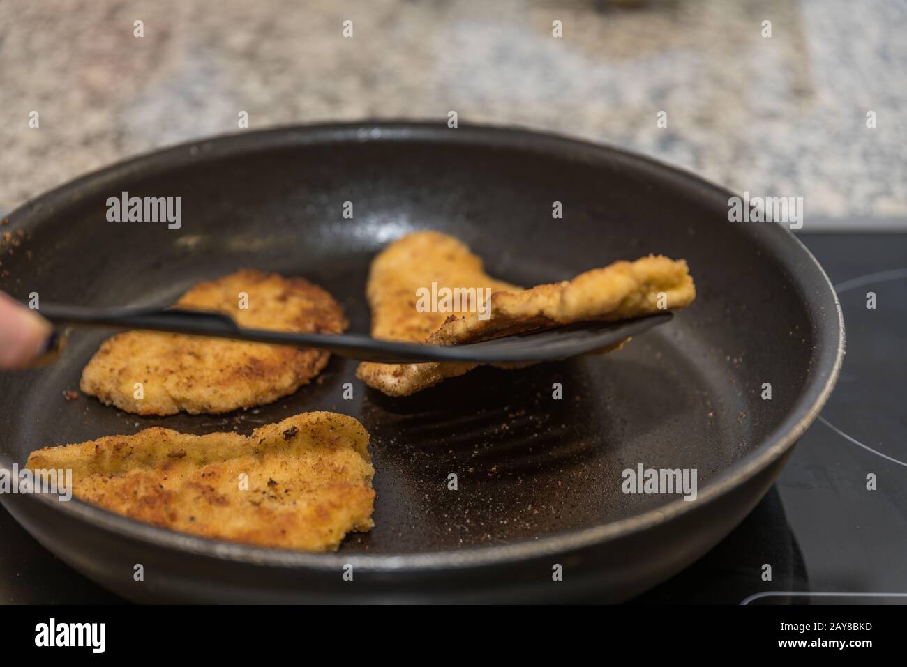 Traditionelle Wiener Küche in der Bratpfanne - Wiener Schnitzel Stockfoto